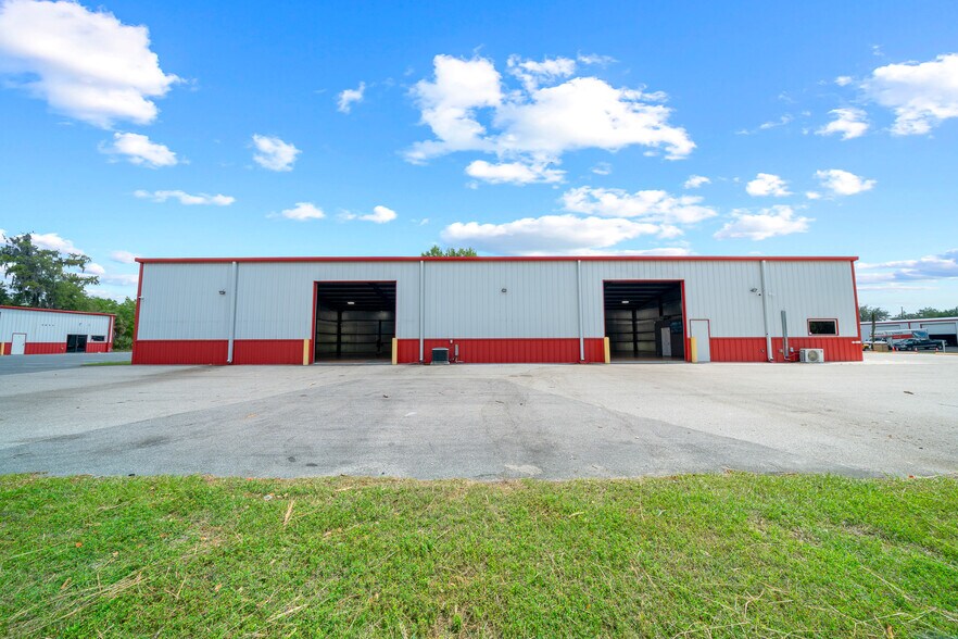 More Photos Of 3073 NE 37th Pl, Wildwood Warehouse For Lease