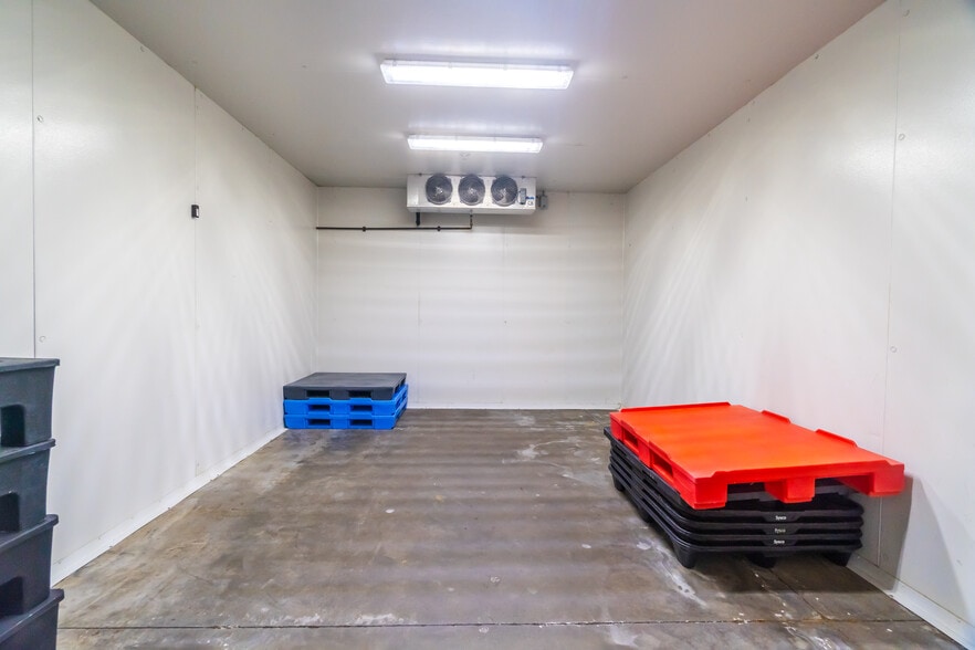 More Photos Of 1907 Gateway Blvd, Charlotte Warehouse For Sale