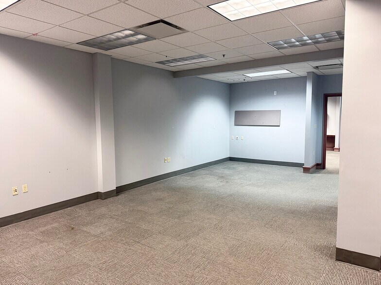 More Photos Of 2330 Mahan Dr, Tallahassee Office For Lease