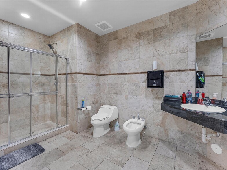 More Photos Of 2260 NW 114th Ave, Doral Warehouse For Lease