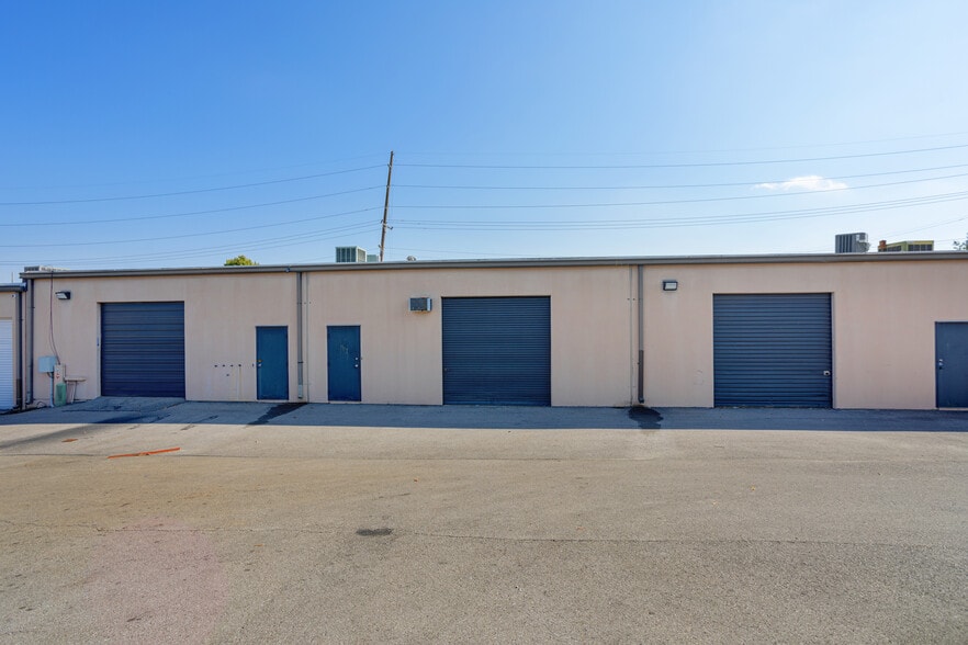 More Photos Of 501 Metroplex Dr, Nashville Light Distribution For Lease
