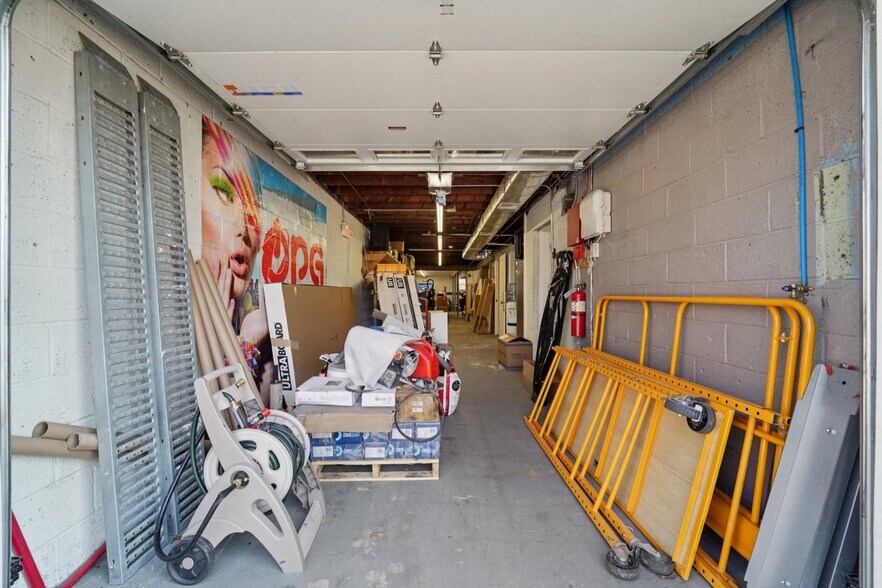 More Photos Of 593-595 New York Ave, Lyndhurst Light Manufacturing For Lease