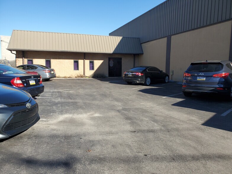 More Photos Of 19 Jackson Ave, Collingdale Manufacturing For Lease