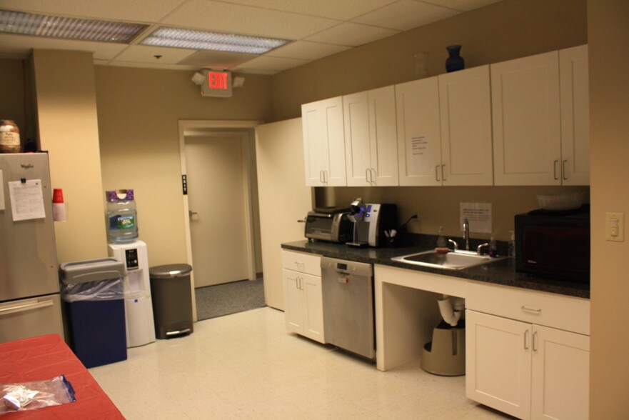 More Photos Of 41 General Warren Blvd, Malvern Flex For Lease