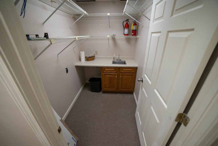 More Photos Of 875 Old Roswell Rd, Roswell Office For Sale