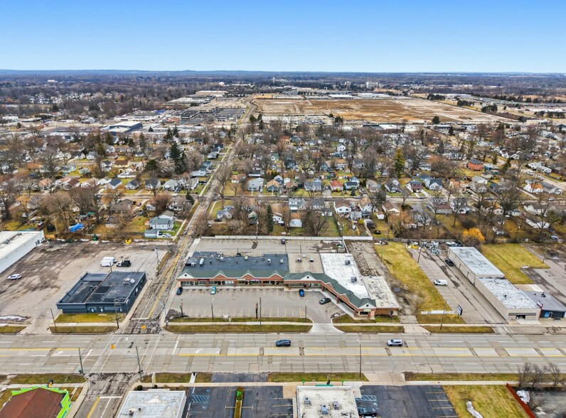 More Photos Of 1052-1072 W Huron St, Waterford Freestanding For Lease