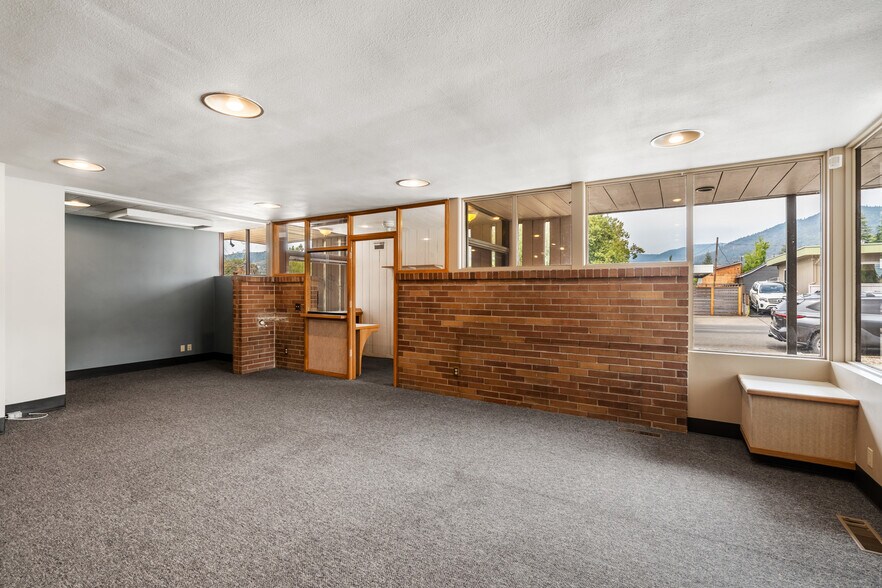 More Photos Of 125 NE Manzanita Ave, Grants Pass Medical For Sale