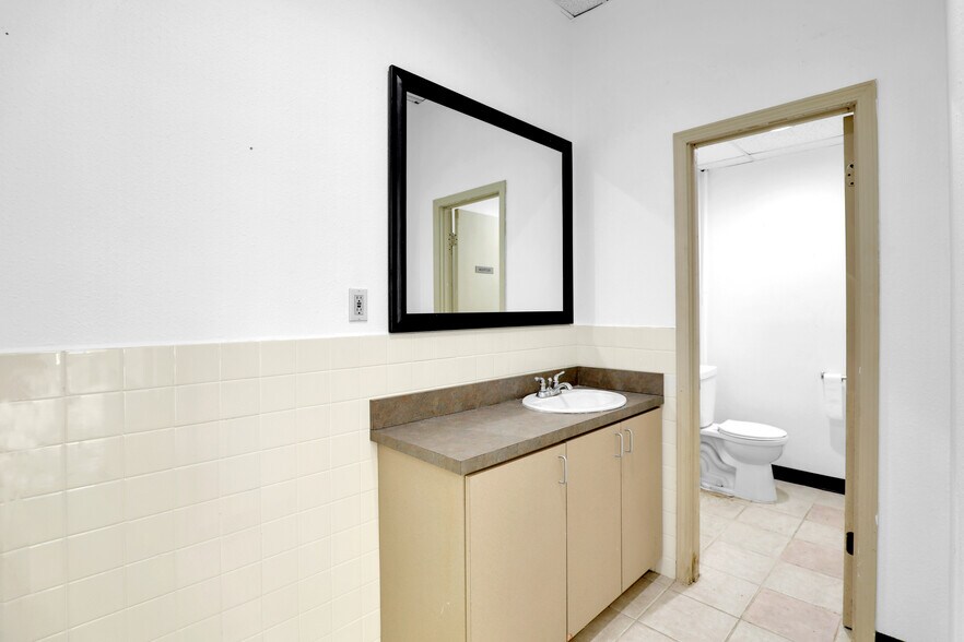 More Photos Of 150 W Main St, Lewisville Bar For Lease