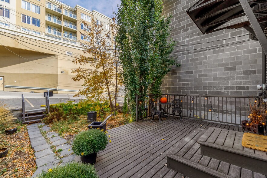 More Photos Of 2032 34th Ave SW, Calgary Office For Sale