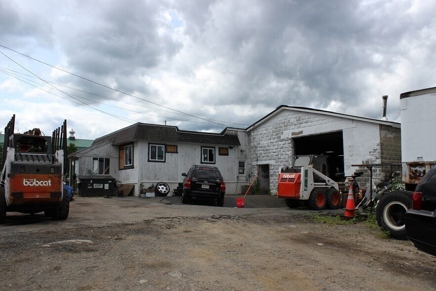 More Photos Of 477 Hartford Avenue West, Uxbridge Flex For Sale