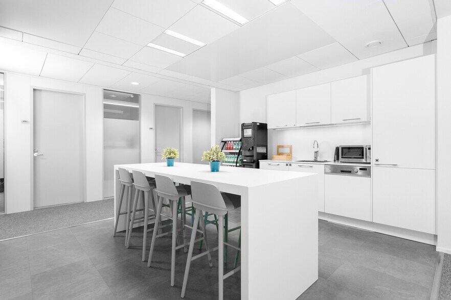 More Photos Of 25 S Charles St, Baltimore Coworking Space