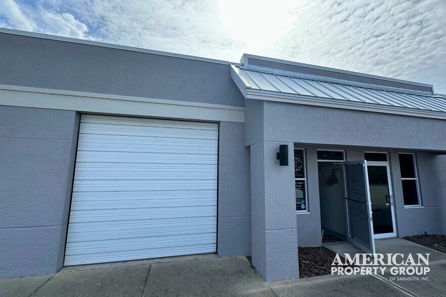 More Photos Of 7361 International Pl, Sarasota Showroom For Lease