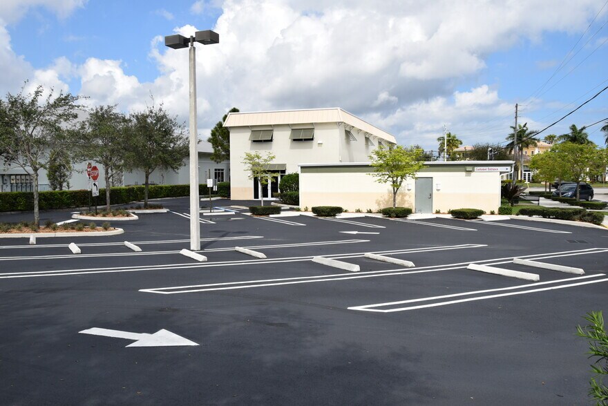 More Photos Of 800 W Indiantown Rd, Jupiter Storefront Retail Office For Lease