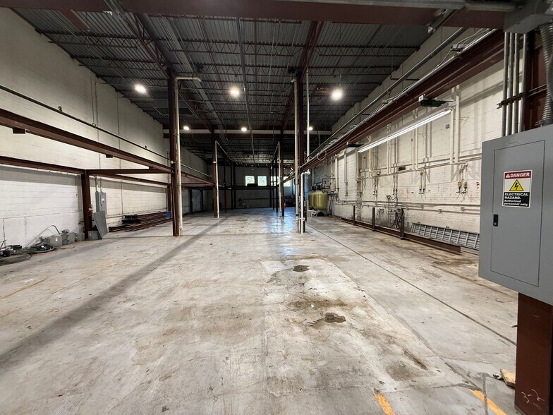 More Photos Of 2016 Madison Rd, Cincinnati Storefront Retail Office For Lease