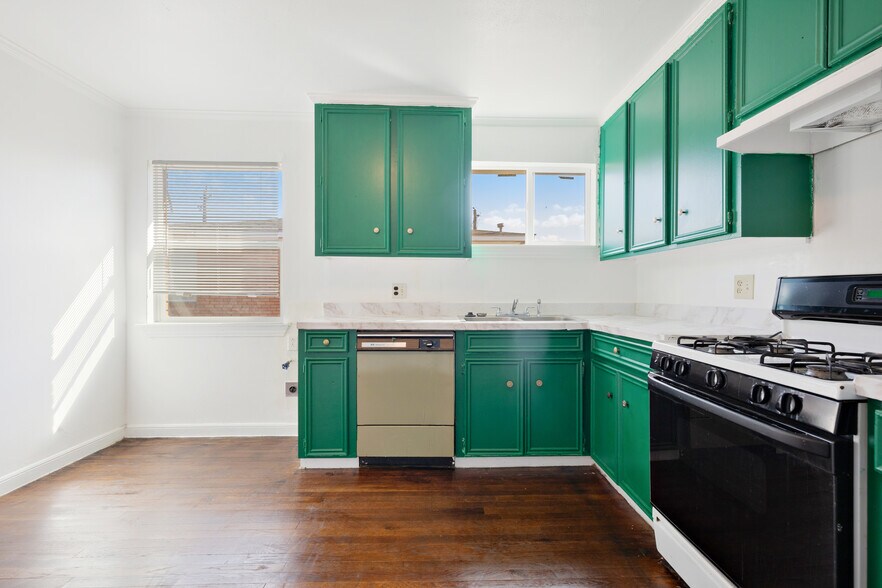 More Photos Of 5804 Newcastle St, Bellaire Office For Lease