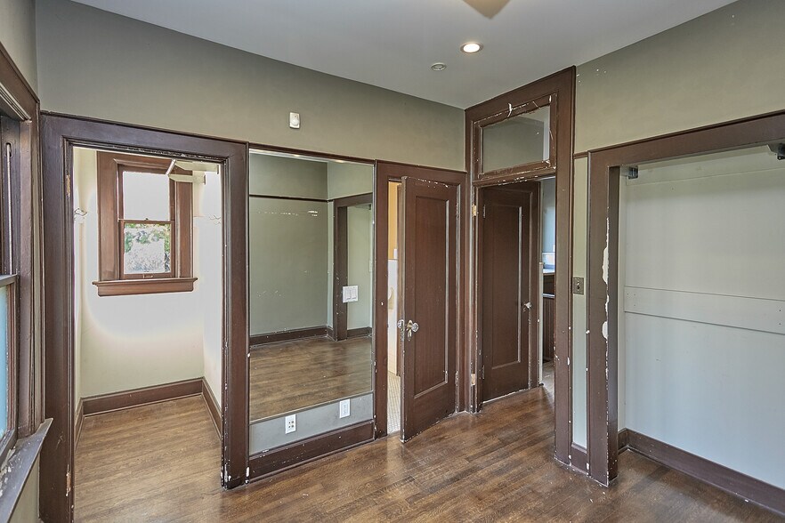 More Photos Of 658 S Bronson Ave, Los Angeles Office Residential For Sale