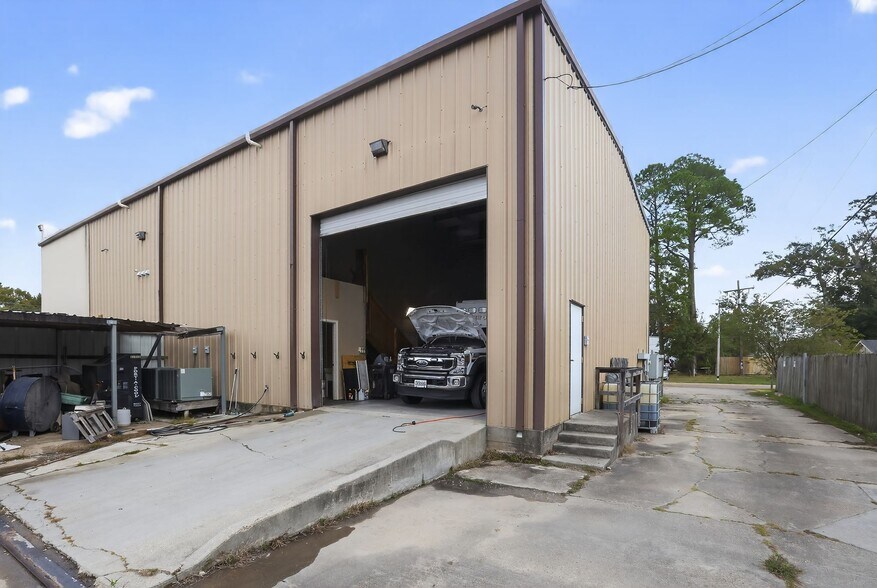 More Photos Of 15590 Florida Blvd, Baton Rouge Showroom For Sale