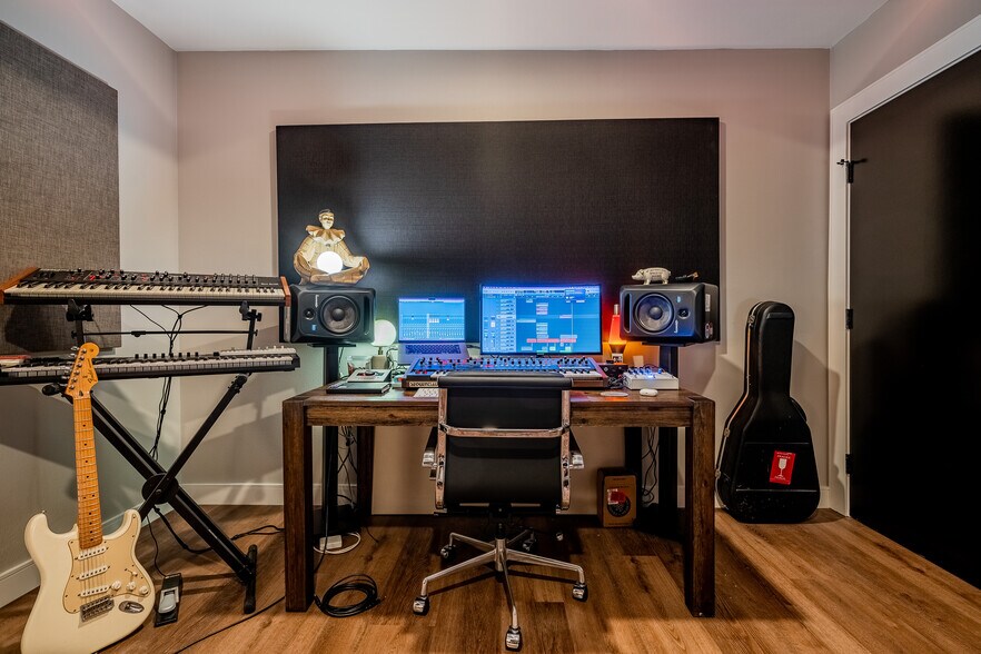 More Photos Of 10442 Burbank Blvd, North Hollywood Office For Sale