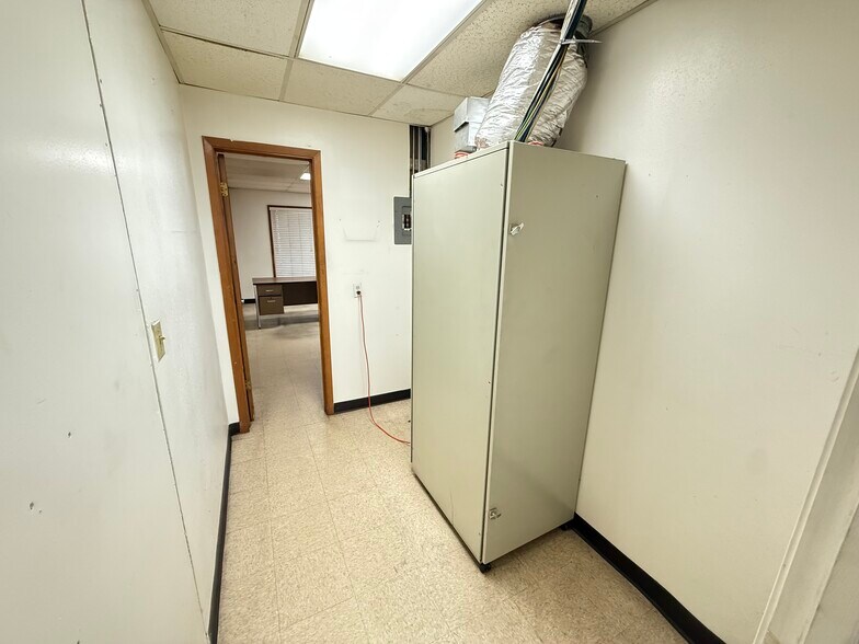 More Photos Of 11104 N Lamar Blvd, Austin Showroom For Lease