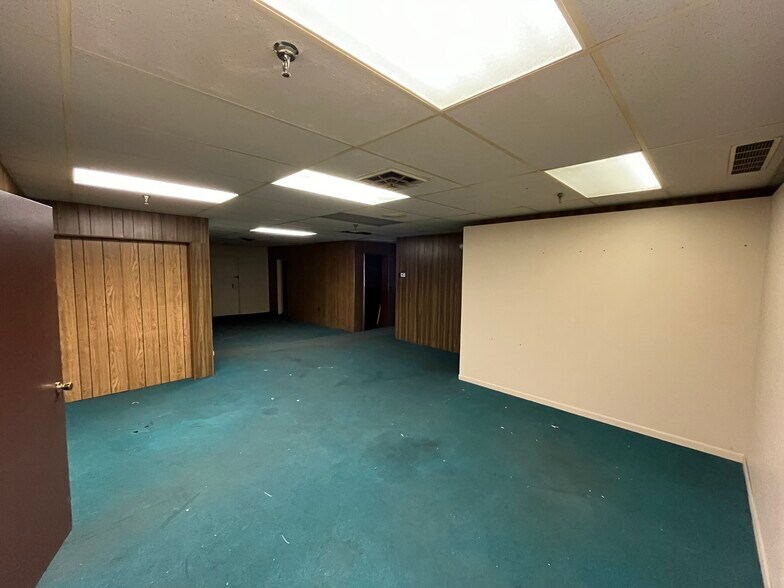 More Photos Of 245 Erie St, Huntington Industrial For Sale