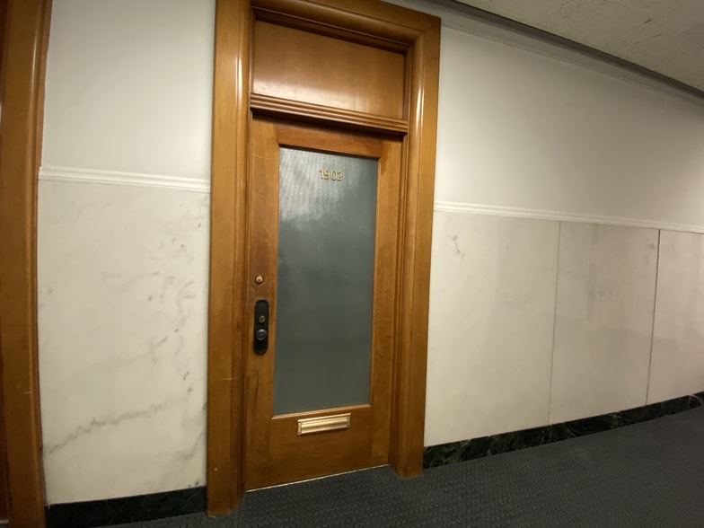 More Photos Of 111 N Wabash Ave, Chicago Office For Sale