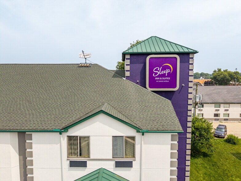 More Photos Of 220 Caravan Dr, Elkhart Hotel For Sale