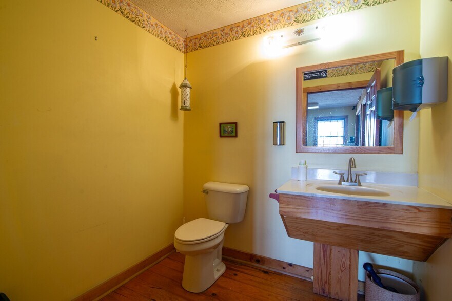 More Photos Of 641 Highland Ave, Vine Grove Freestanding For Sale