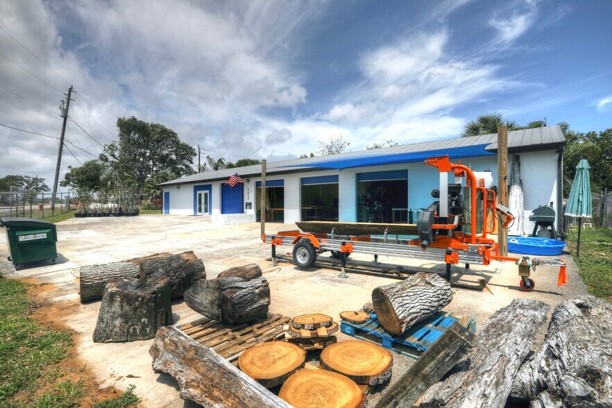 More Photos Of 6820 Woodmere Rd, Sebastian Light Distribution For Sale