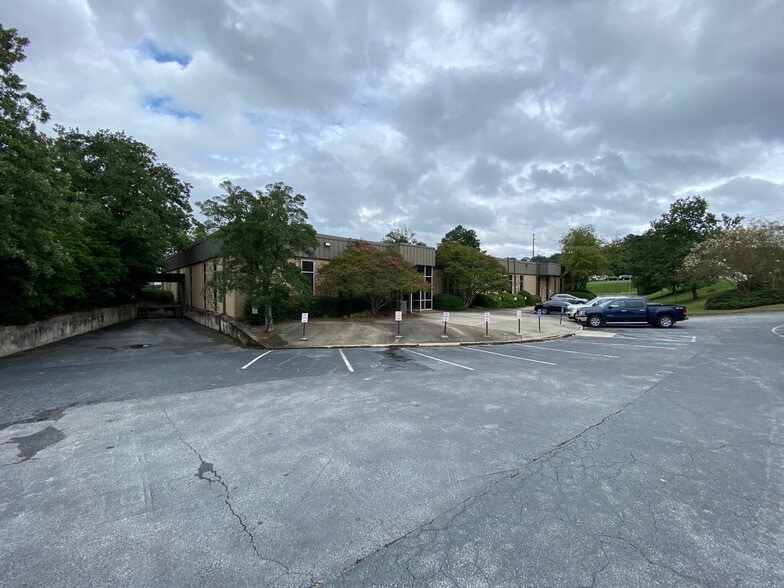 More Photos Of 215 Marvin Miller Dr SW, Atlanta Light Distribution For Lease