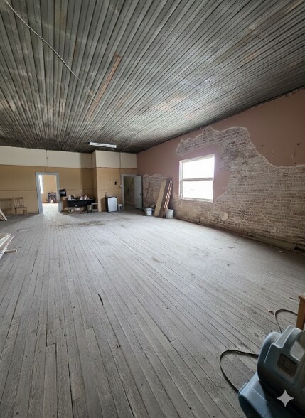 More Photos Of 215 W 6th St, Ferris Office For Sale