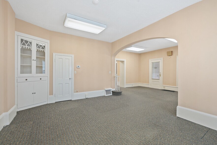 More Photos Of 1015 E Center St, Warsaw Office For Sale