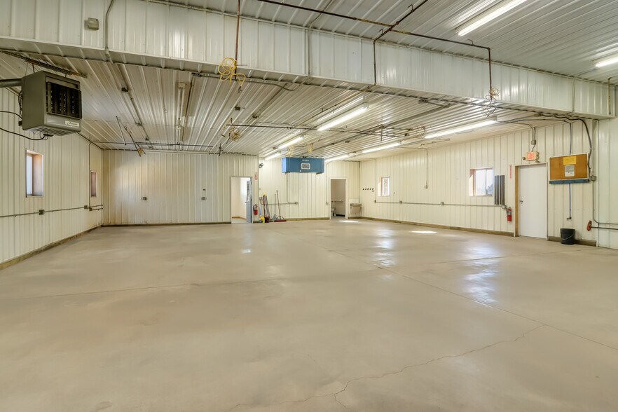 More Photos Of 125 S Industrial Dr, Buckley Distribution For Lease
