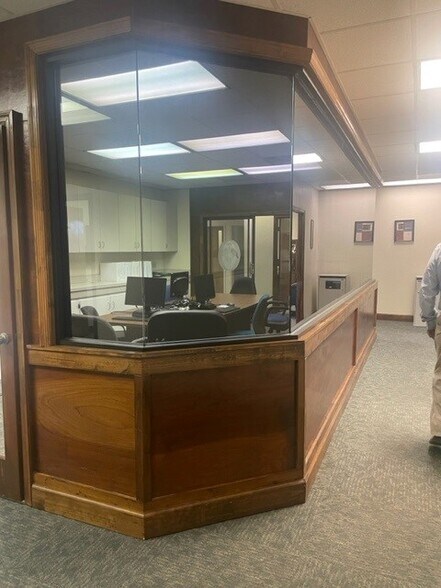 More Photos Of 1815 Crystal Lake Dr, Lakeland Office For Sale