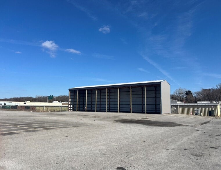 More Photos Of 5036 NW Waukomis Dr, Kansas City Warehouse For Lease