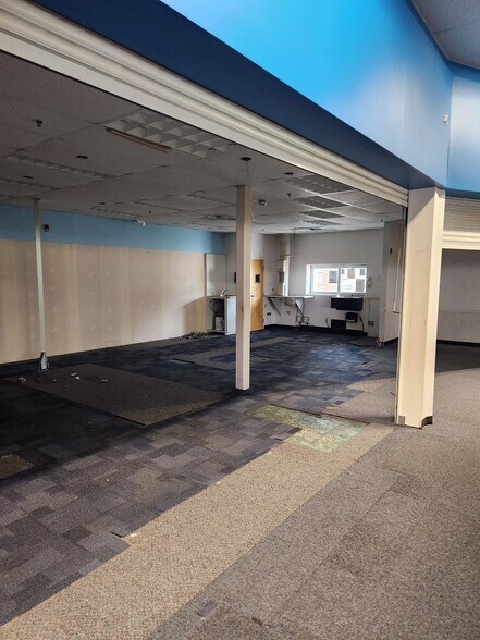 More Photos Of 200 W Northwest Hwy, Palatine Drugstore For Sale