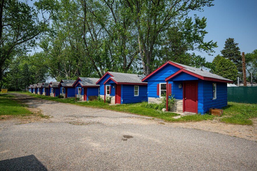 More Photos Of 8230 Highland Rd, White Lake Hotel For Sale