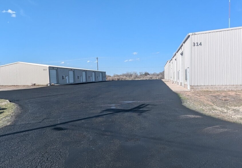 More Photos Of 314 Northridge Rd, Marble Falls Warehouse For Lease