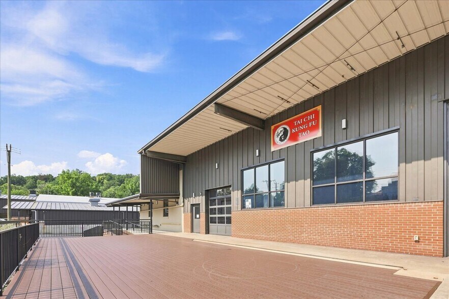 More Photos Of 110 W Hampton St, Staunton Light Distribution For Lease