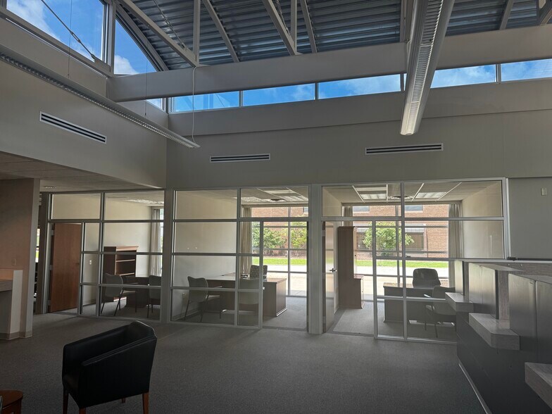 More Photos Of 600 6th Ave, Saint Albans Office For Sale