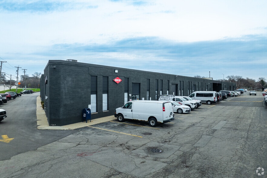 More Photos Of 7801-7855 Gross Point Rd, Skokie Light Manufacturing For Lease