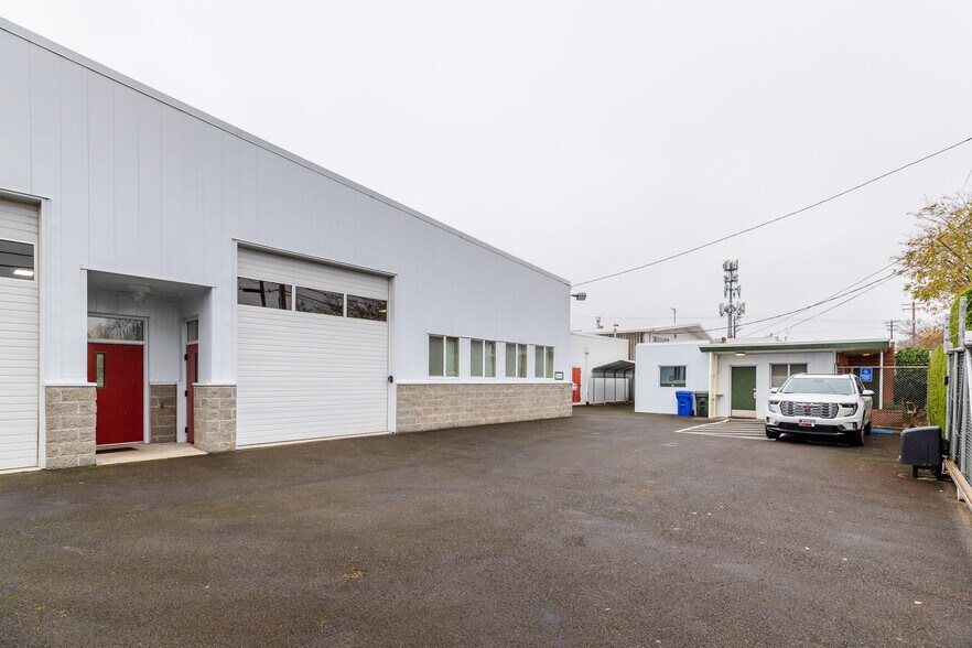 More Photos Of 1244 SE Gideon St, Portland Warehouse For Sale