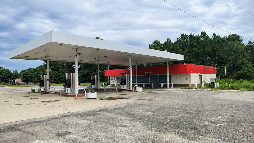 Primary Photo Of 526 Aberdeen Rd, Raeford Service Station For Sale