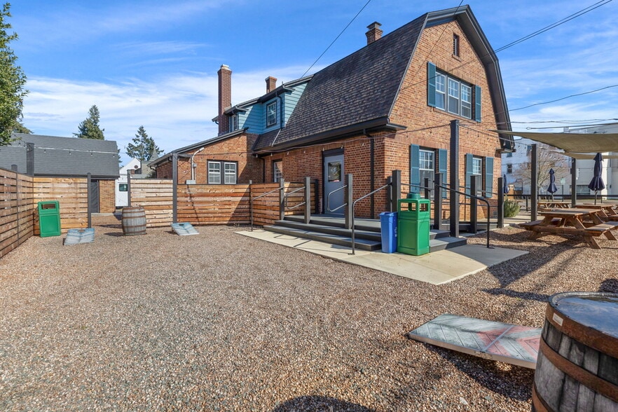 More Photos Of 883 SW Church St, Dallas Restaurant For Sale