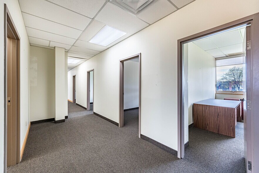 More Photos Of 220 Advance Blvd, Brampton Office For Sale