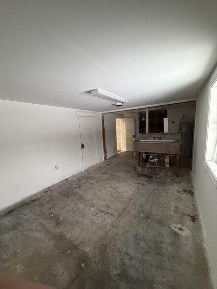 More Photos Of 156 Main St, Warsaw Freestanding For Lease