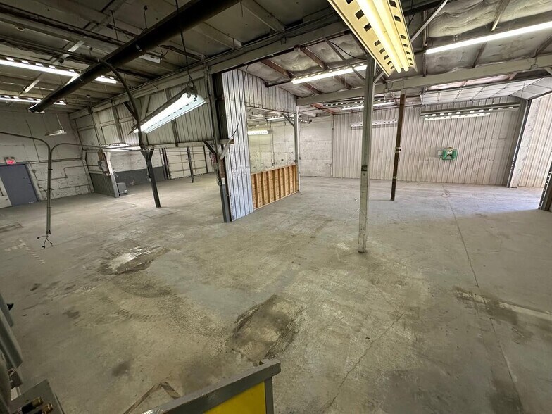 More Photos Of 1701 W County Line Rd, Springfield Manufacturing For Sale
