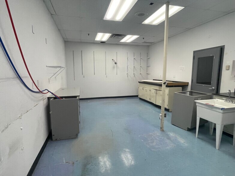 More Photos Of 60 Executive Blvd, Farmingdale Manufacturing For Sale