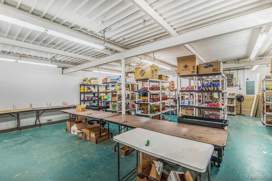 More Photos Of 1323 E Main St, Flushing Light Manufacturing For Sale