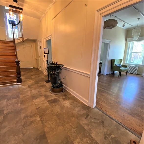 More Photos Of 11 W Market St, Leesburg Medical For Lease