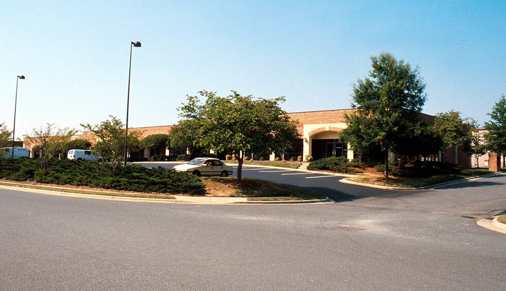 More Photos Of 2301 Crownpoint Executive Dr, Charlotte Flex For Lease